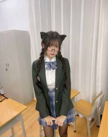摸进她的内裤里疯狂揉她.视频